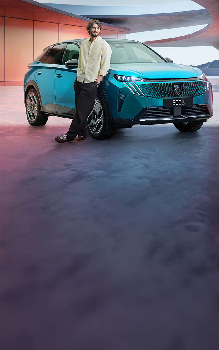 Художній керівник хору «Гомін» біля кросовера Peugeot 3008 синього кольору, вигляд спереду з правого боку