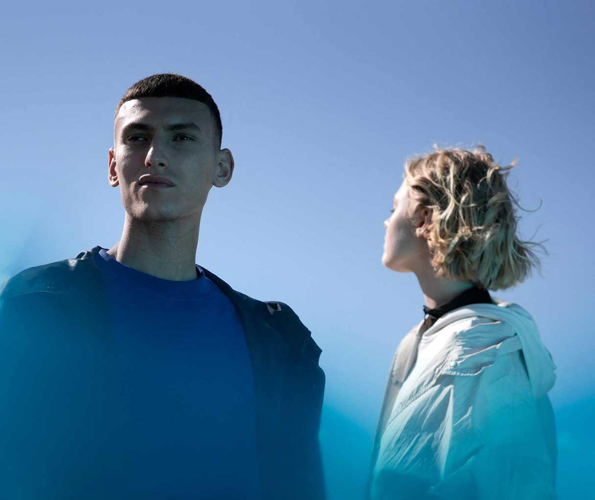 Хлопець й дівчина стоять на вулиці просто неба