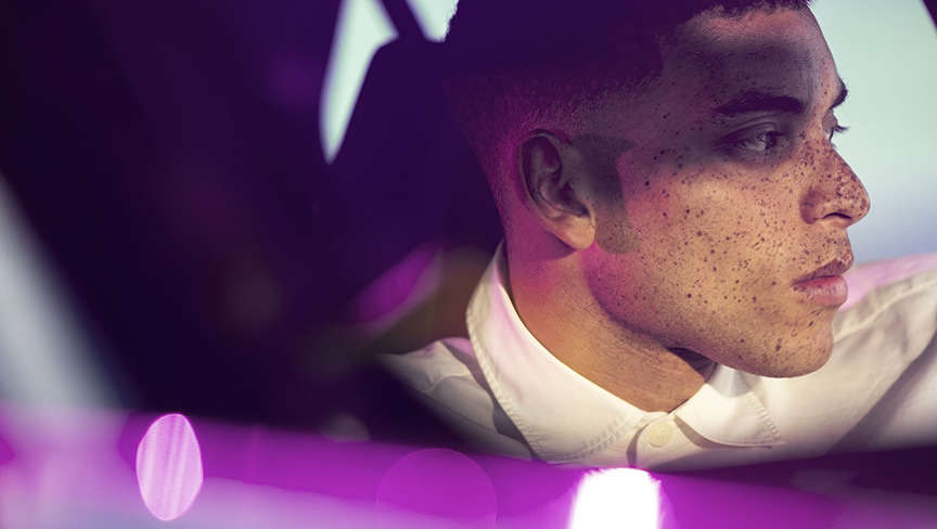 Чоловік за кермом Peugeot e-2008