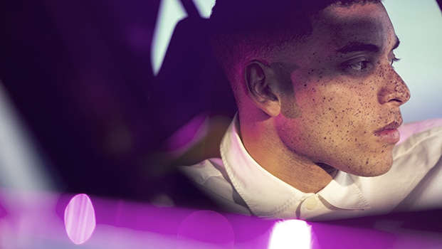 Чоловік за кермом Peugeot e-2008