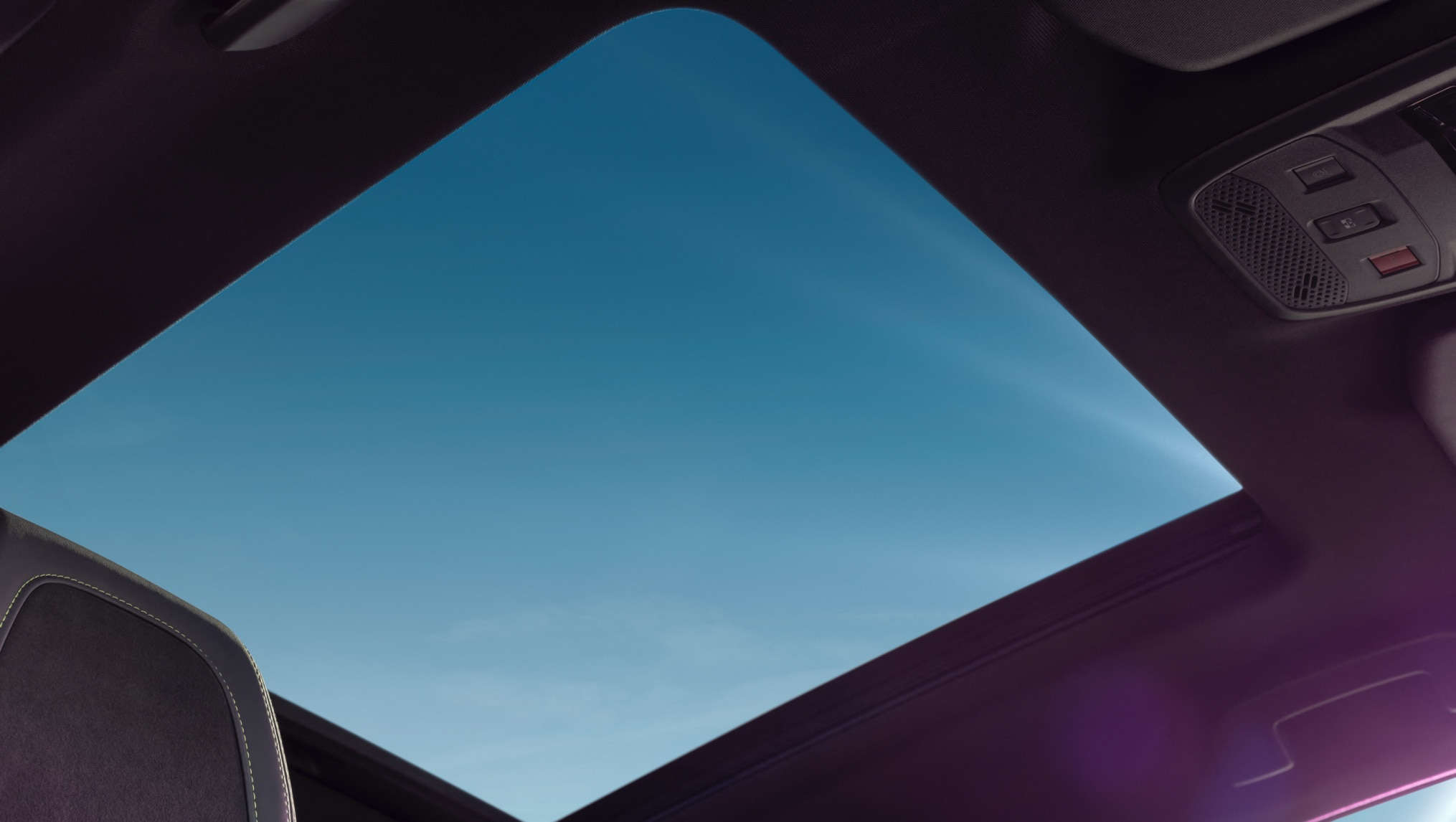 Салон Peugeot 2008, панорамний дах