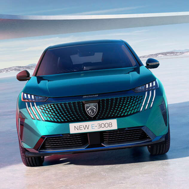 Вигляд спереду на новий Peugeot e-3008 синього кольору