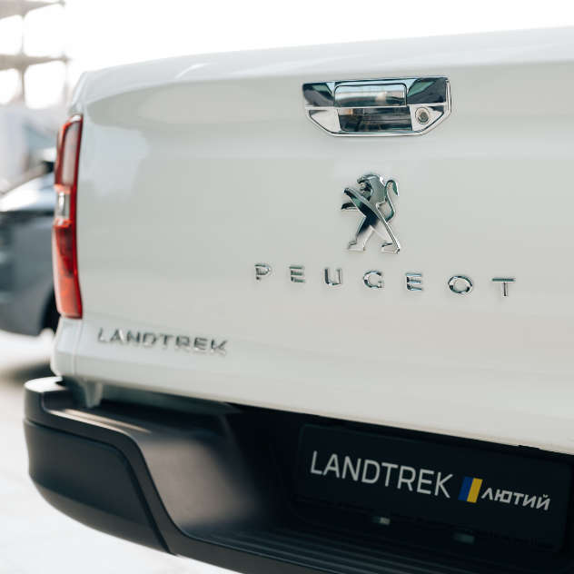 Peugeot Landtrek «Лютий» білого кольору, вигляд ззаду зблизька
