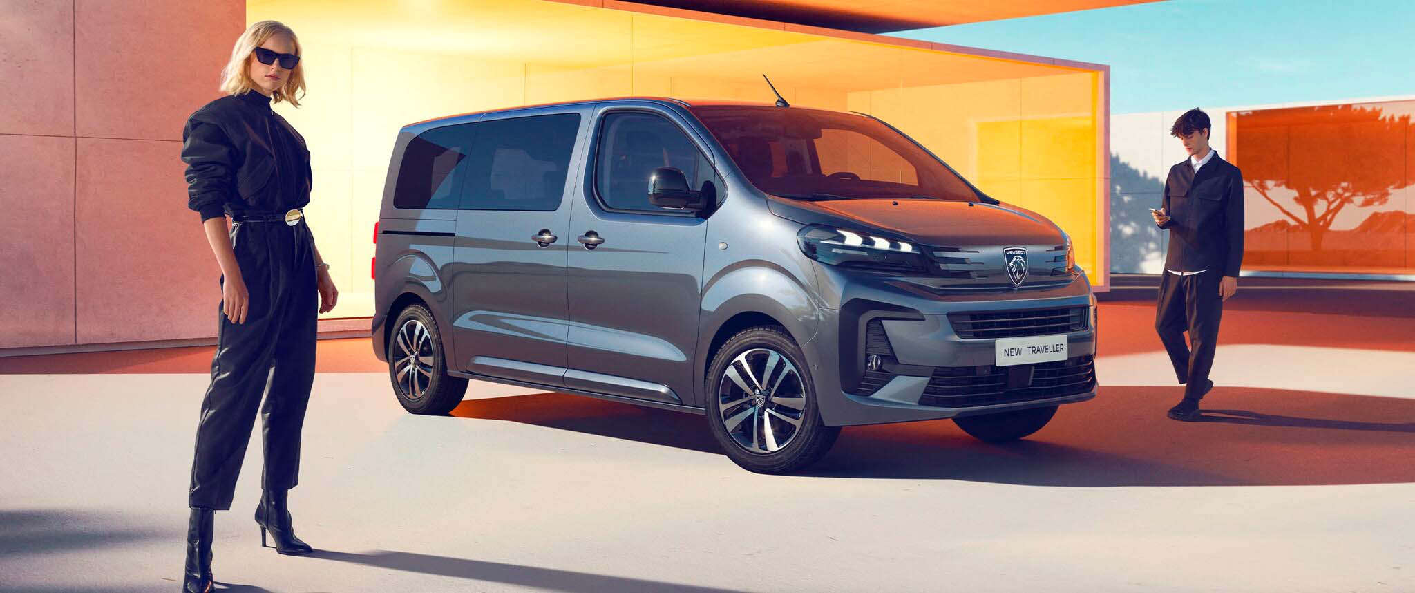 Новий Peugeot Traveller, вигляд спереду з правого боку