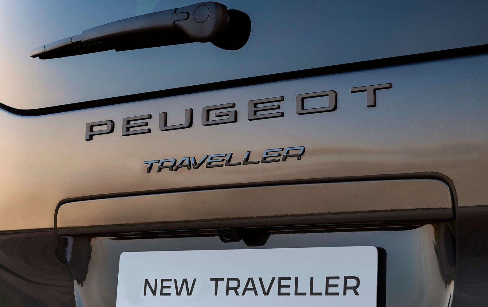 Напис «e-Traveller» на задній ляді Peugeot e-Traveller