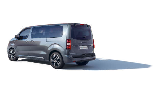 Peugeot Traveller на вулиці, вигляд спереду з боку водія