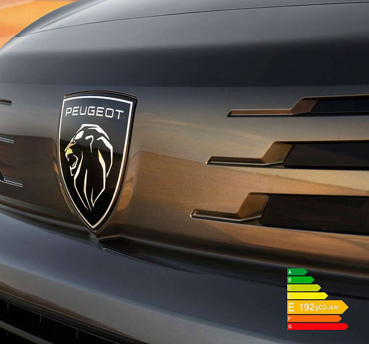 Емблема Peugeot на радіаторній решітці нового Peugeot Traveller